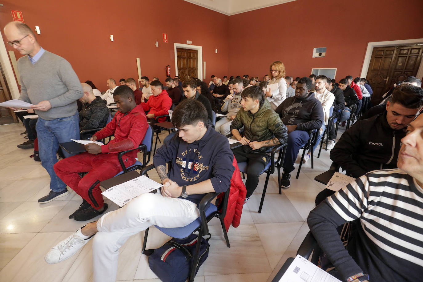 Fotos: Así ha sido el examen para portero de discoteca en Valencia