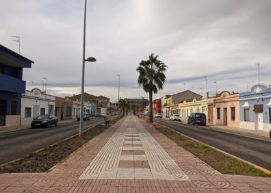 Imagen secundaria 1 - Arriba, pinos pendientes de ser talados. Abajo, a la izquierda, tramo sin los ejemplares y, a la derecha, los trabajos actuales. 