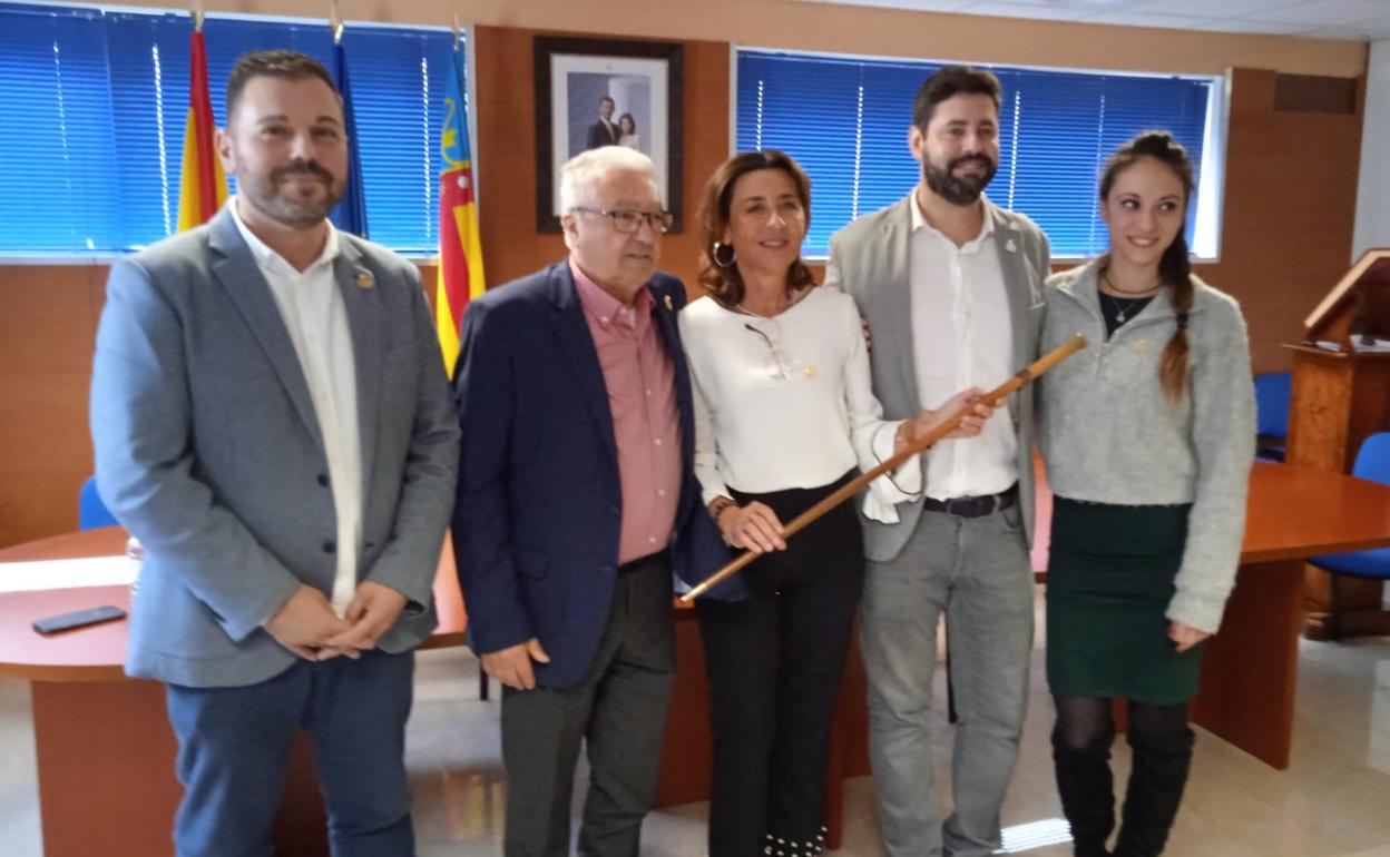 Montse Cervera sostiene la vara de mando junto a los miembros de su equipo de gobierno . 