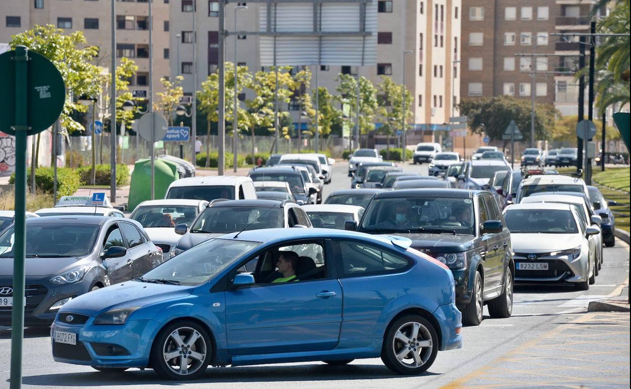 Varios coches circulando.