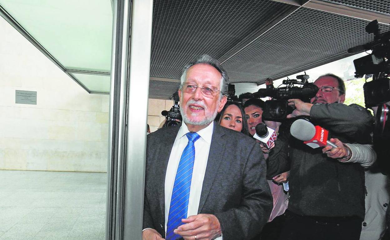 El exvicealcalde de Valencia, en la puerta de la Ciudad de la Justicia. 