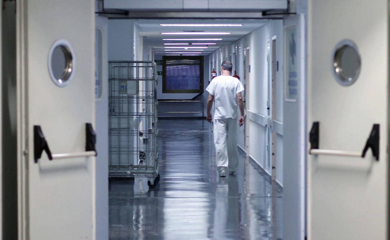 Un profesional sanitario camina por el pasillo de un hospital valenciano.