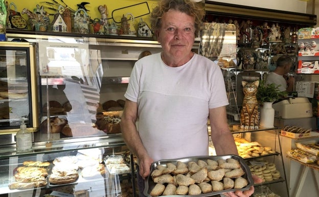 Salvador Martínez, con los dulces que acaba de preparar. 