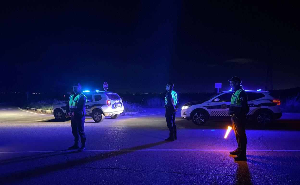 Agentes vigilan los caminos de acceso a los campos de cultivo. 