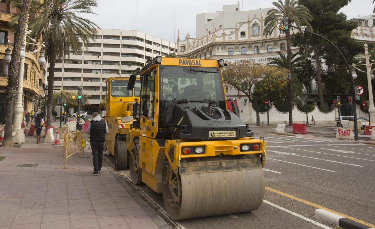 Maquinaria para el asfaltado, ayer en la zona de obras de la Alameda.