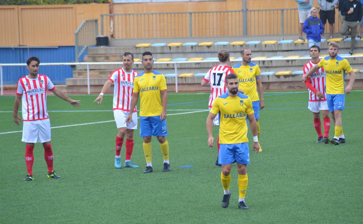 Jugadores del Dénia y Jávea durante un partido de la presente temporada. 