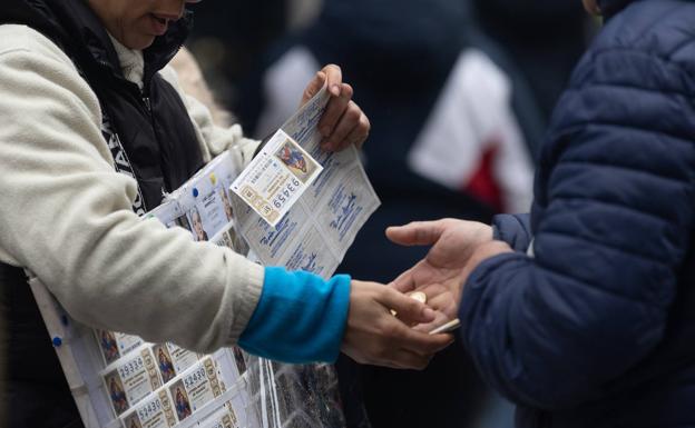 Venta de Lotería de Navidad en plena calle. 