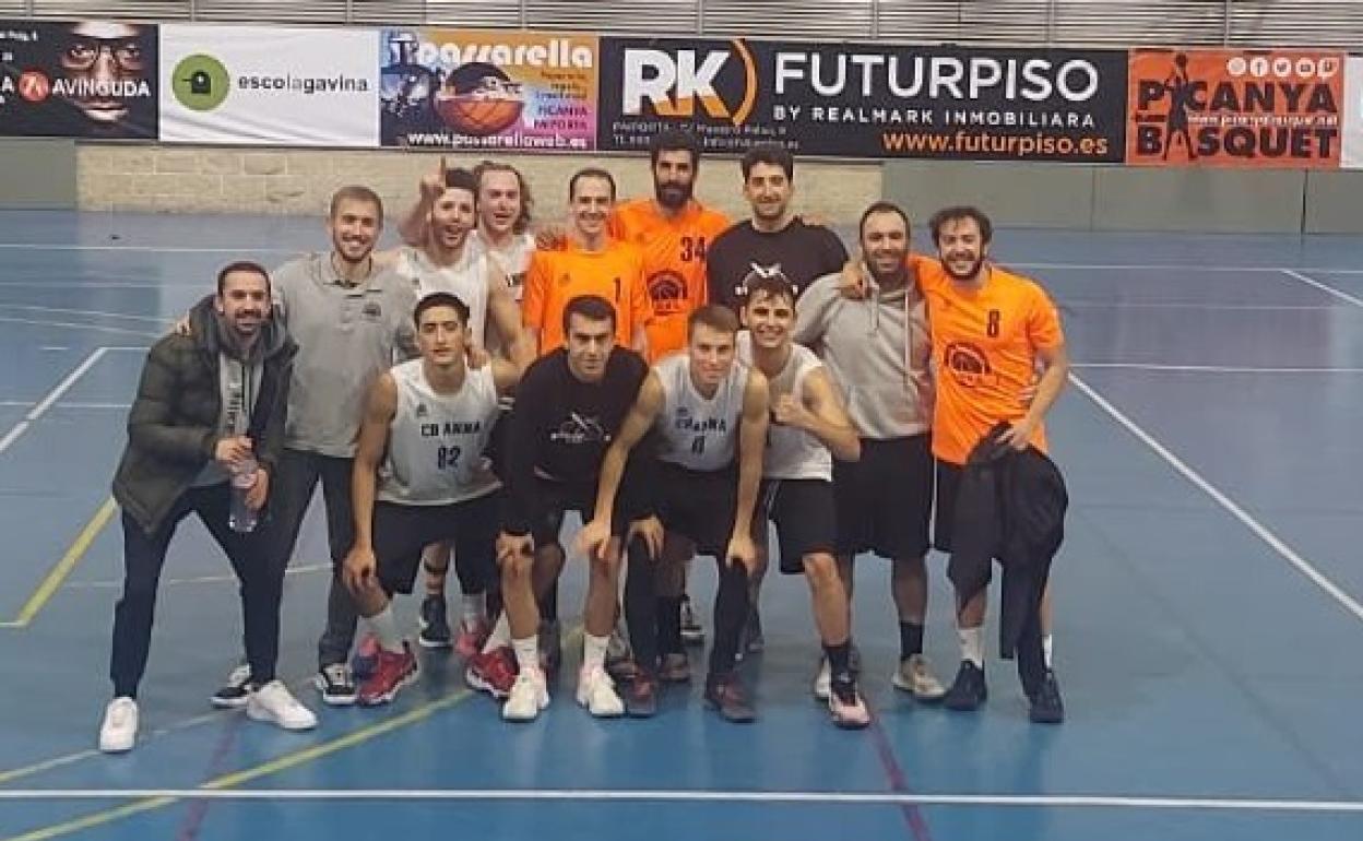 Los jugadores y técnicos del Club Baloncesto Anna. 