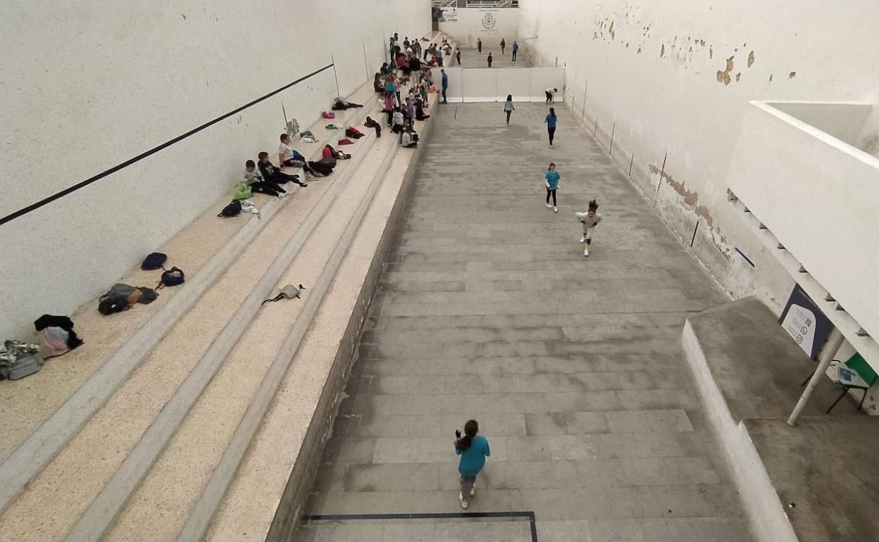 Los jugadores disputan una partida en el trinquet. 