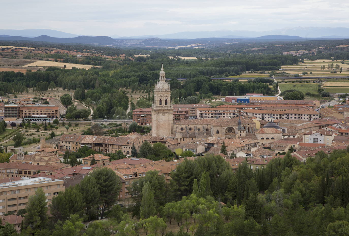 EL BURGO DE OSMA (Soria). Es el municipio de mayor población de los 6 que se unen al listado de Pueblos más bonitos de España, con 5.000 habitantes. Destacan su Castillo, el antiguo Hospital, la plaza Mayor y la Universidad.