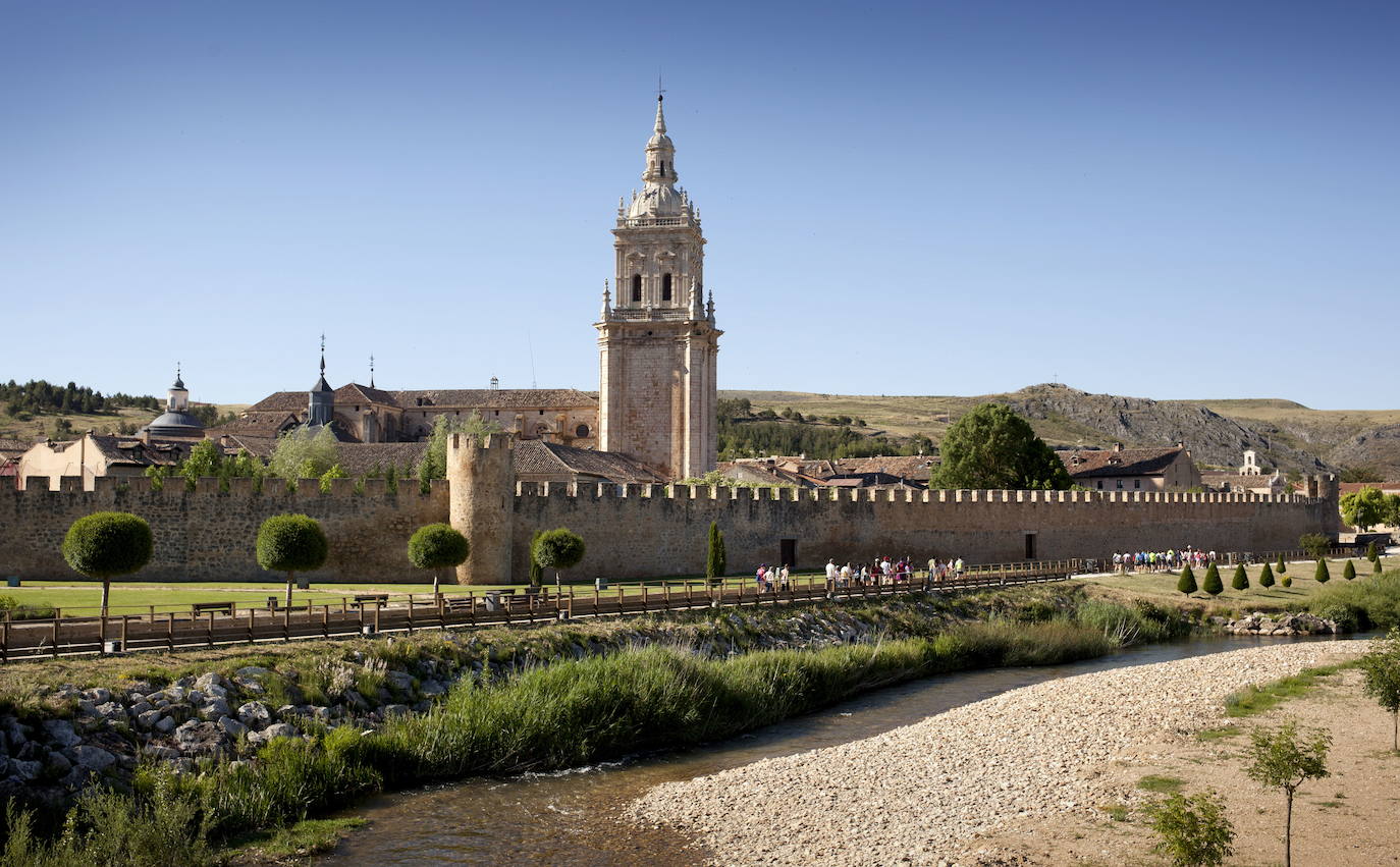 EL BURGO DE OSMA (Soria). Es el municipio de mayor población de los 6 que se unen al listado de Pueblos más bonitos de España, con 5.000 habitantes. Destacan su Castillo, el antiguo Hospital, la plaza Mayor y la Universidad.