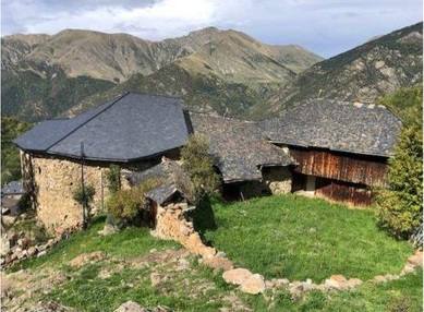 DURRO (Lleida). Forma parte de Vall de Boí y es el municipio con menos población de estos 6, con 82 habitantes censados. Destacan sus tejados de pizarra, sus fiestas de Fallas en junio y la iglesia de la Natividad y la ermita.