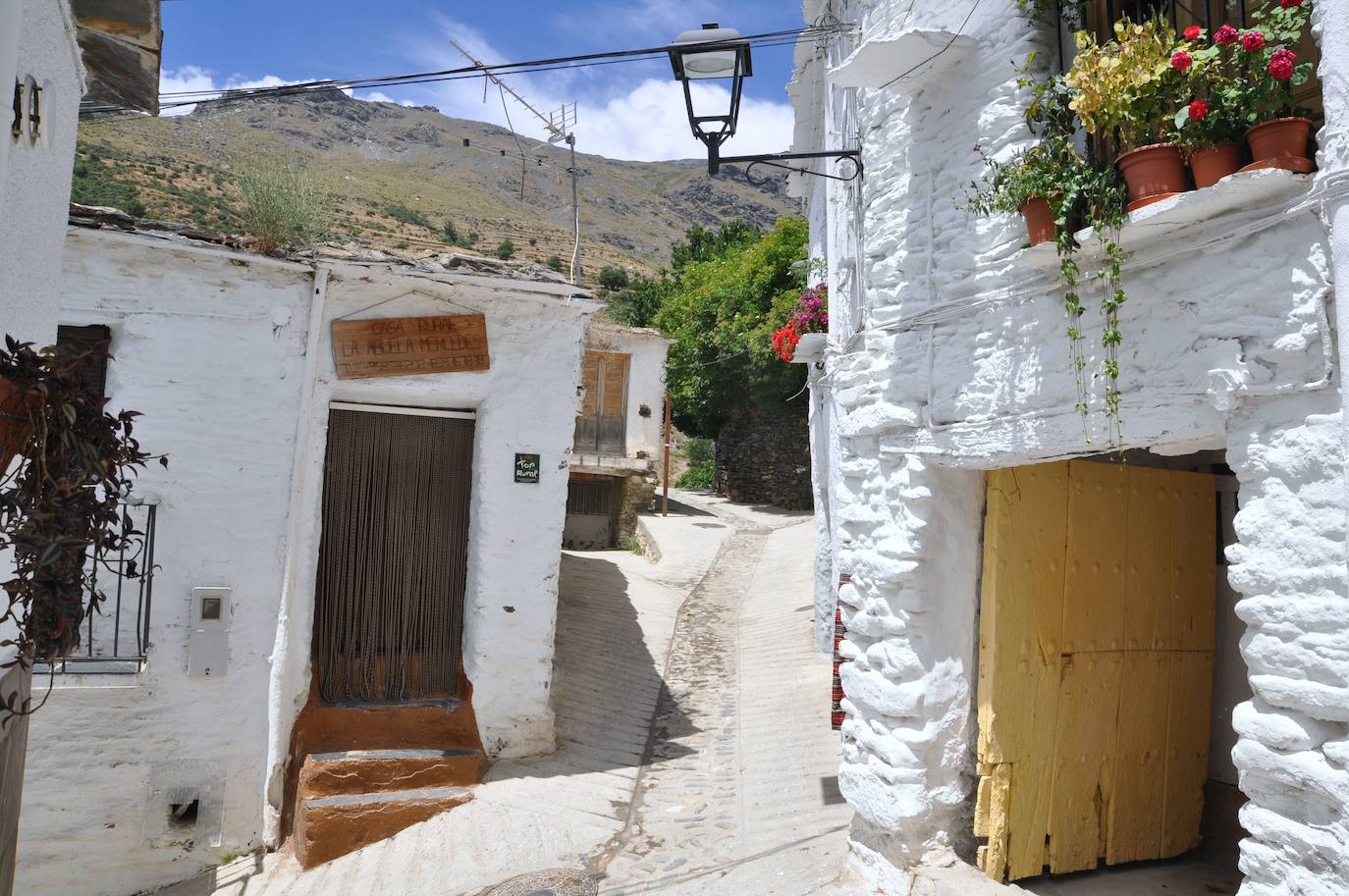 TREVÉLEZ (Granada). Este municipio de la Alpujarra forma parte ya de los más bonitos de España, aunque de forma popular ya se consideraba así. Conocido por sus jamones, su término municipal está enclavado en el parque nacional de Sierra Nevada y hay censadas más de 760 personas.