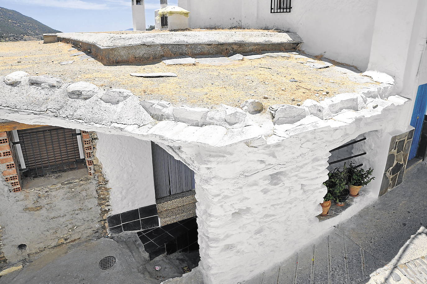 TREVÉLEZ (Granada). Este municipio de la Alpujarra forma parte ya de los más bonitos de España, aunque de forma popular ya se consideraba así. Conocido por sus jamones, su término municipal está enclavado en el parque nacional de Sierra Nevada y hay censadas más de 760 personas.