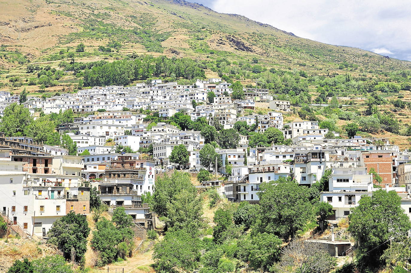 TREVÉLEZ (Granada). Este municipio de la Alpujarra forma parte ya de los más bonitos de España, aunque de forma popular ya se consideraba así. Conocido por sus jamones, su término municipal está enclavado en el parque nacional de Sierra Nevada y hay censadas más de 760 personas.