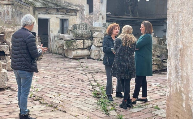 La portavoz del PP, María José Catalá (d), en su visita al almacén de Borbotó. 