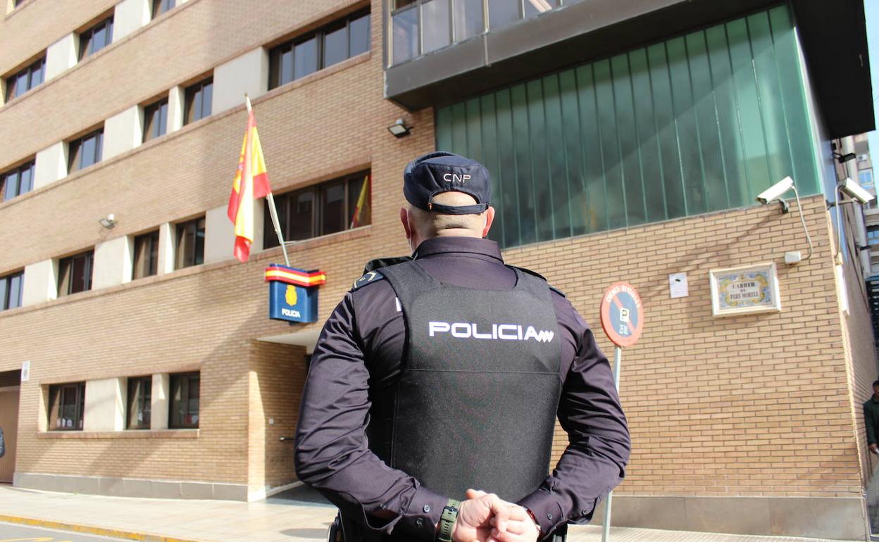 Un agente de la Policía Nacional frente a la comisaría. 