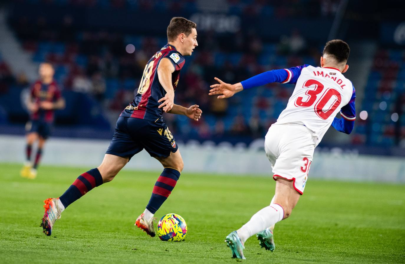 De Frutos, en una acción del encuentro ante el Eibar en el Ciutat de València.