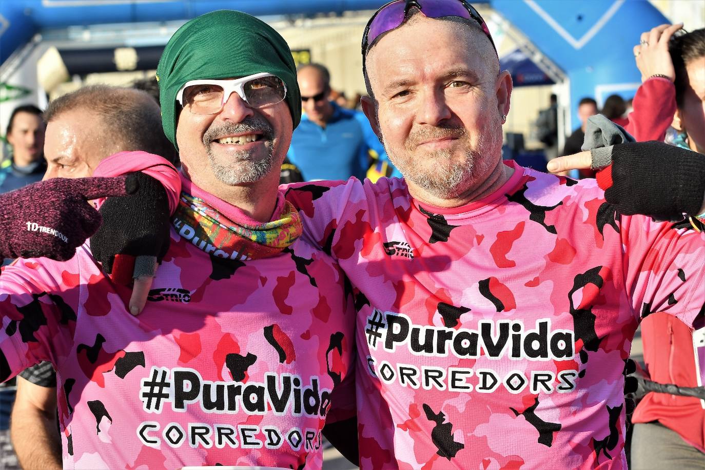 Miles de personas participan en la icónica prueba que cruza el puente de la Marina y recorre todo el paseo marítimo de Valencia