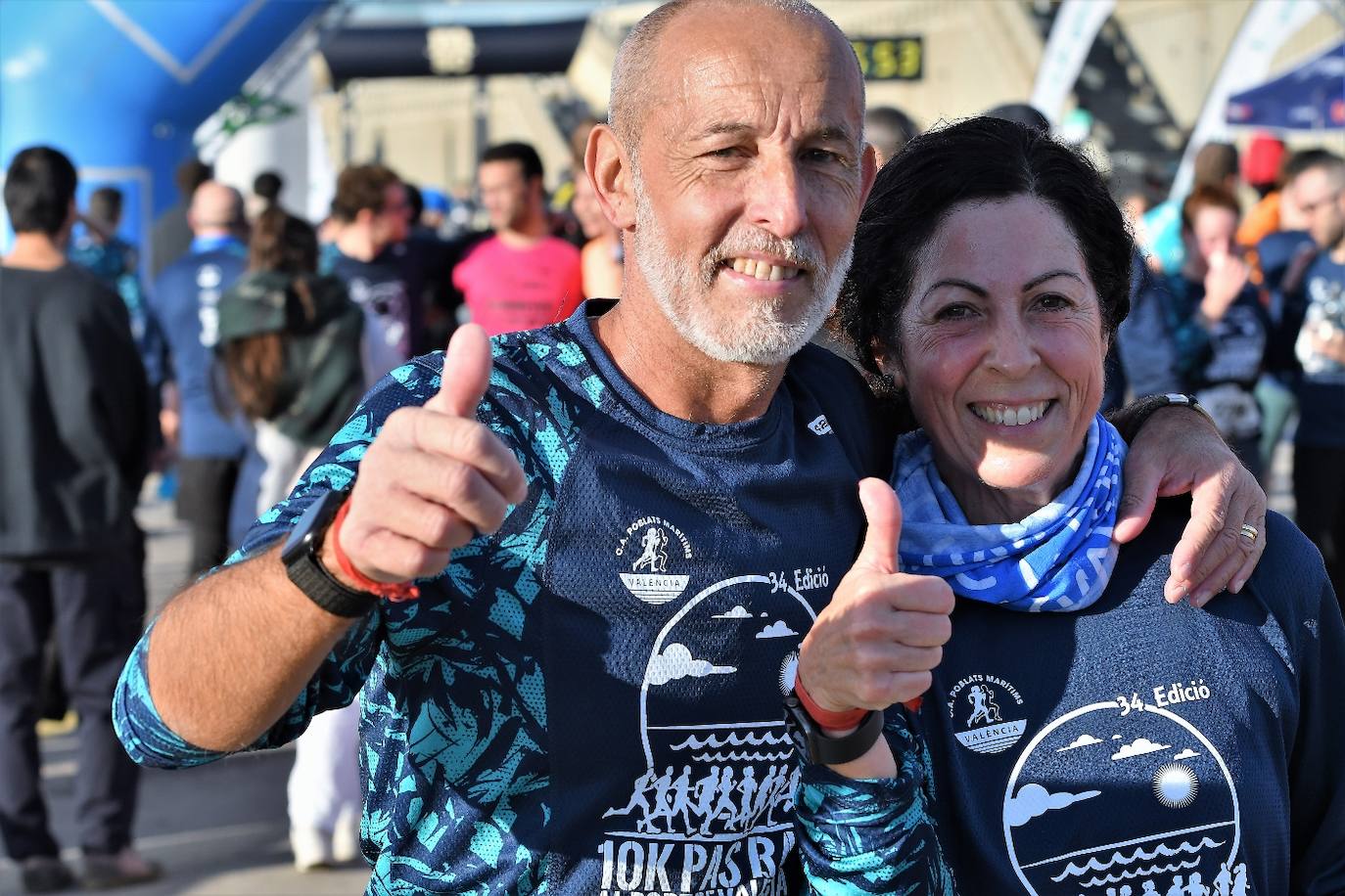 Miles de personas participan en la icónica prueba que cruza el puente de la Marina y recorre todo el paseo marítimo de Valencia