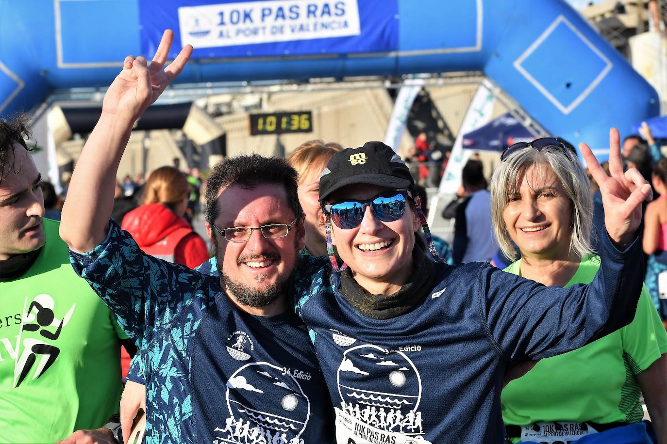 Miles de personas participan en la icónica prueba que cruza el puente de la Marina y recorre todo el paseo marítimo de Valencia