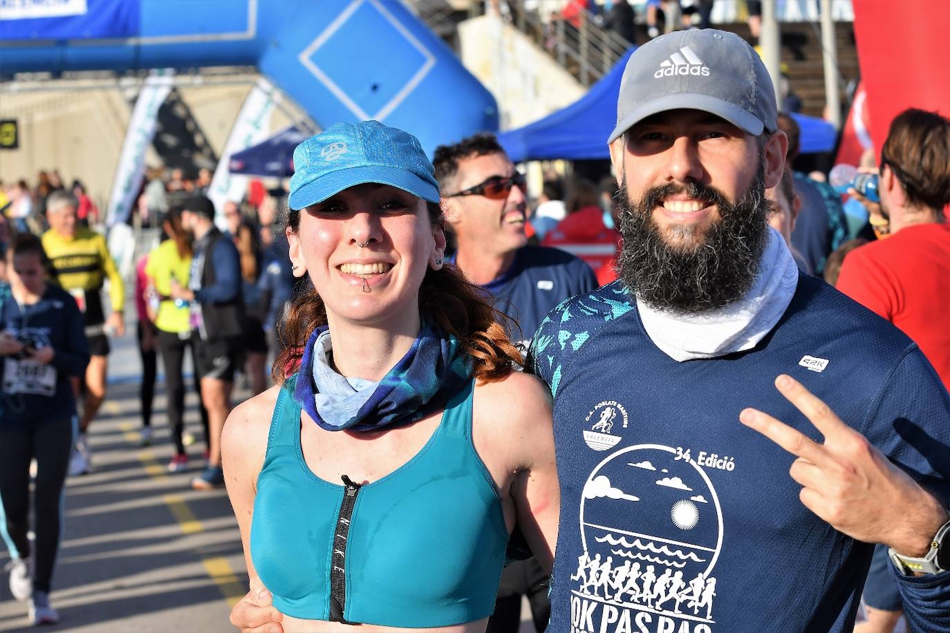 Miles de personas participan en la icónica prueba que cruza el puente de la Marina y recorre todo el paseo marítimo de Valencia