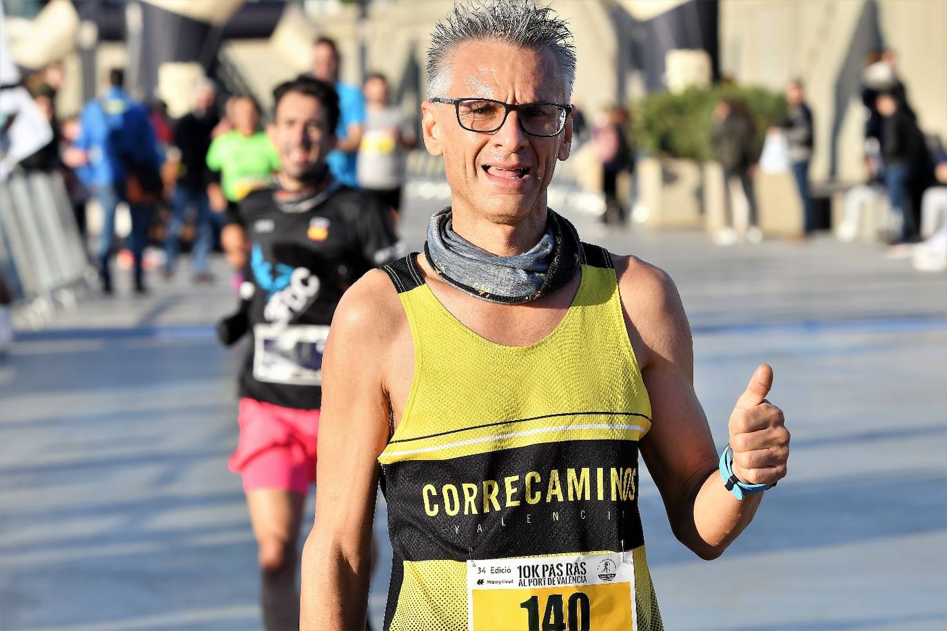 Miles de personas participan en la icónica prueba que cruza el puente de la Marina y recorre todo el paseo marítimo de Valencia