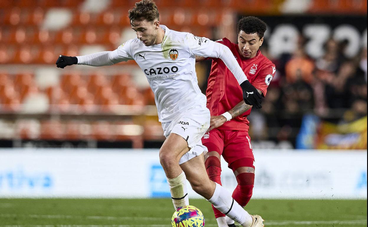 Nico González, durante el partido contra el Nottingham Forest. 