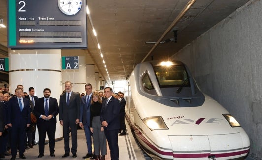 Felipe VI en su viaje en AVE a Murcia, tras hacer una parada en la estación de Elche. 