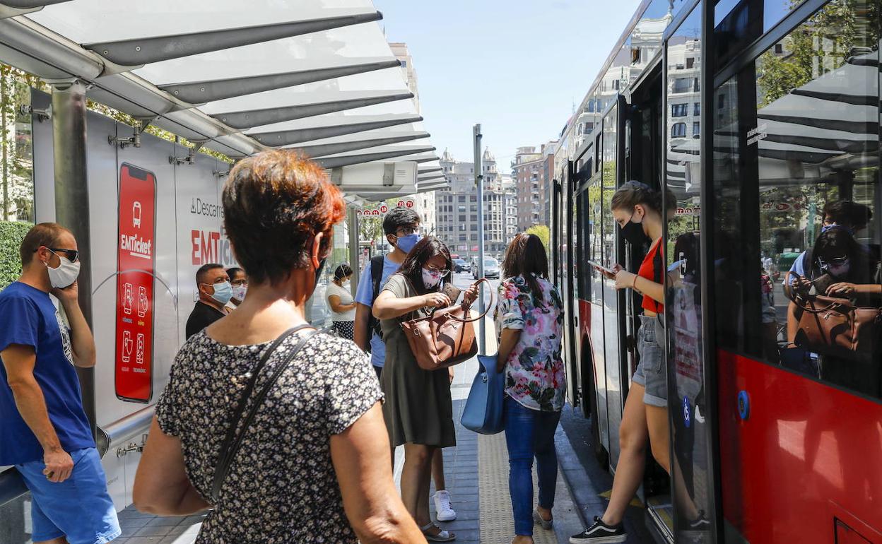 Parada de la EMT en el centro de Valencia. 