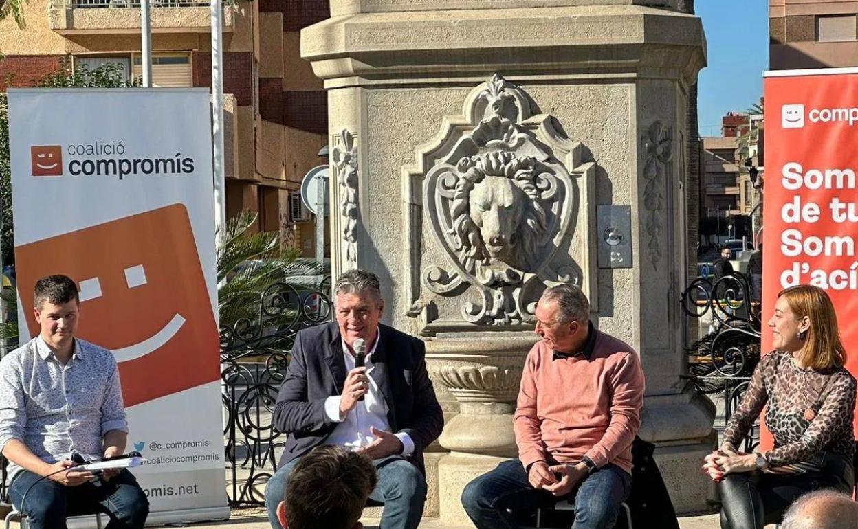 Ferran Baixauli, candidato en Sedaví, en la presentación de su candidatura, con Baldoví. 