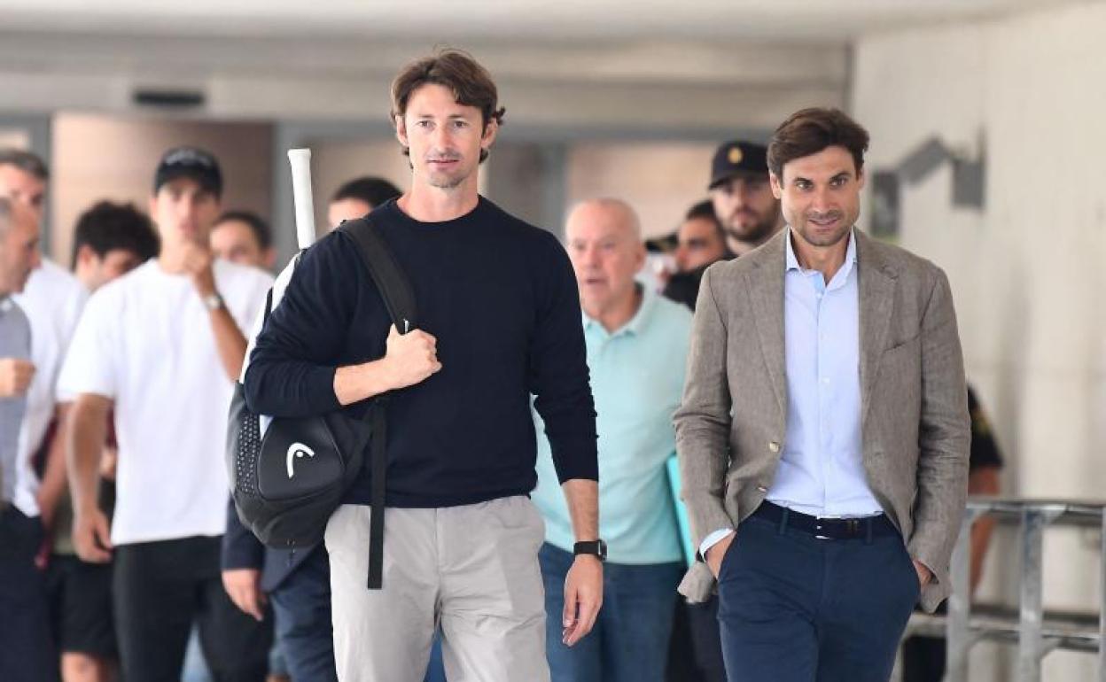 Ferrero, entrenador del emergente Carlos Alcaraz, junto a David Ferrer. 