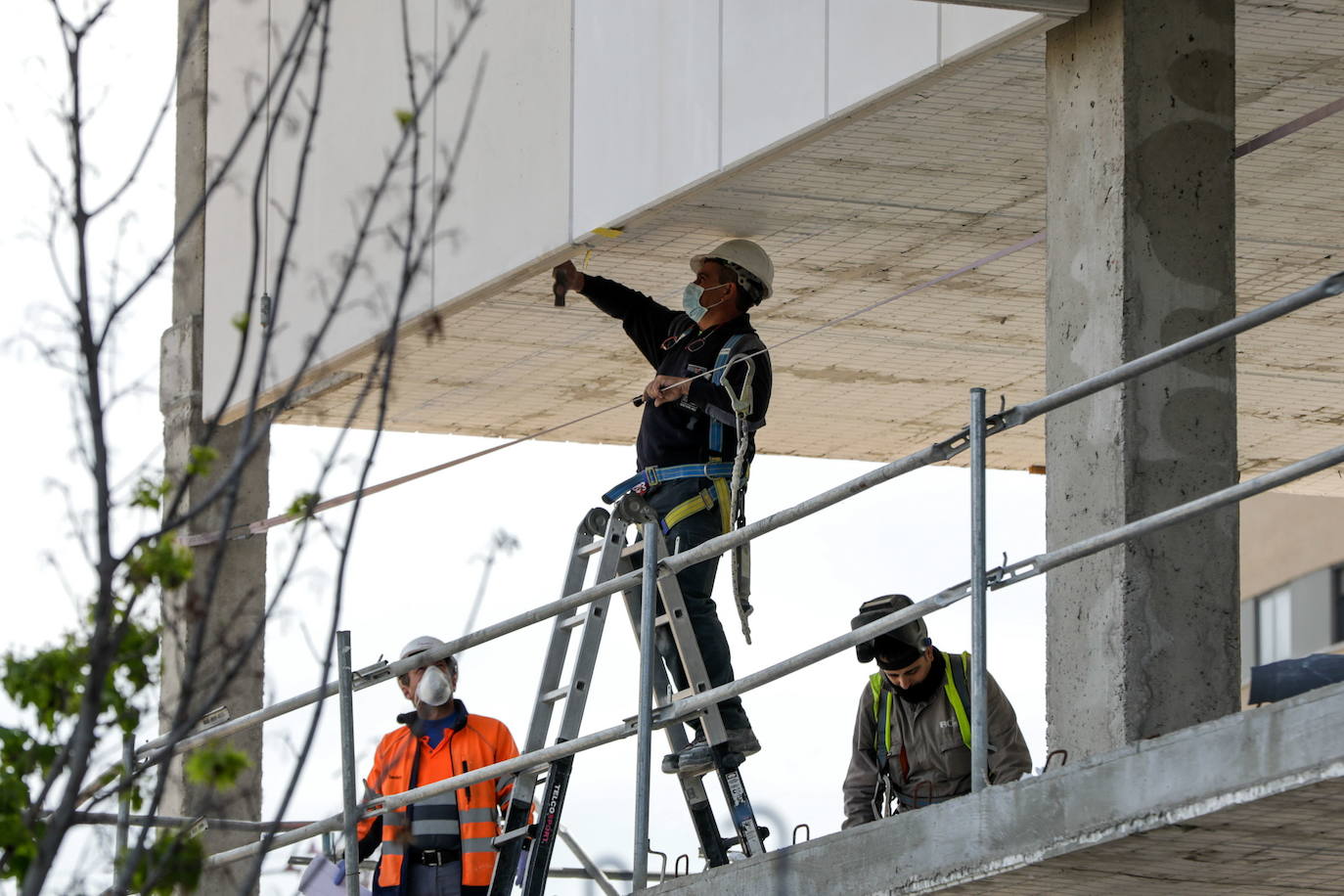 Tres trabajadores en una obra. 