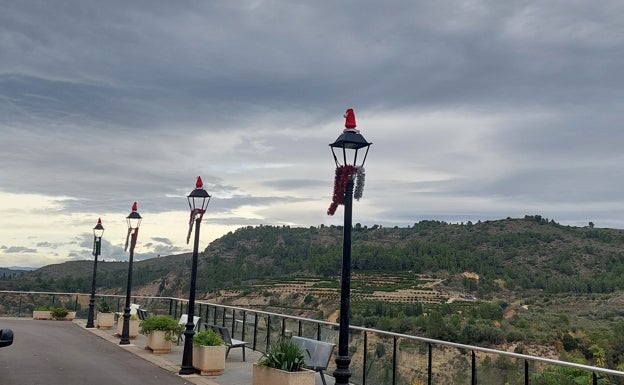 El mirador de Estubeny con las farolas adornadas con motivos navideños. 