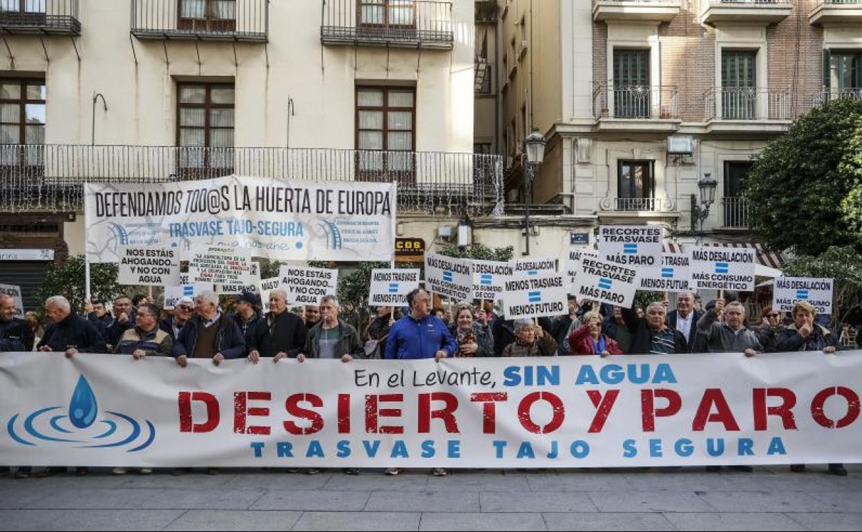 Concentración de los regantes ante el Palau de la Generalitat este martes en Valencia. 