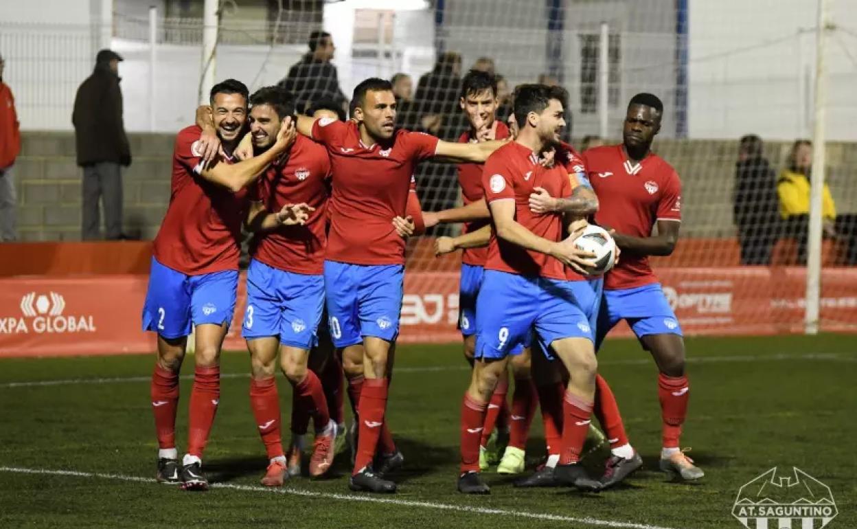 Los jugadores del Saguntino celebran un gol. 