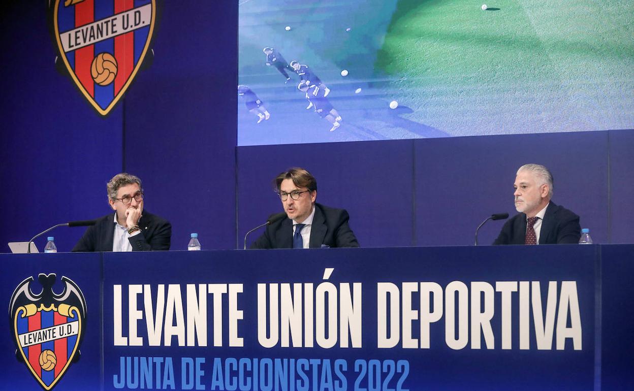 Quico Catalán, entre Nacho García y Jorge Lucas durante la junta de accionistas.