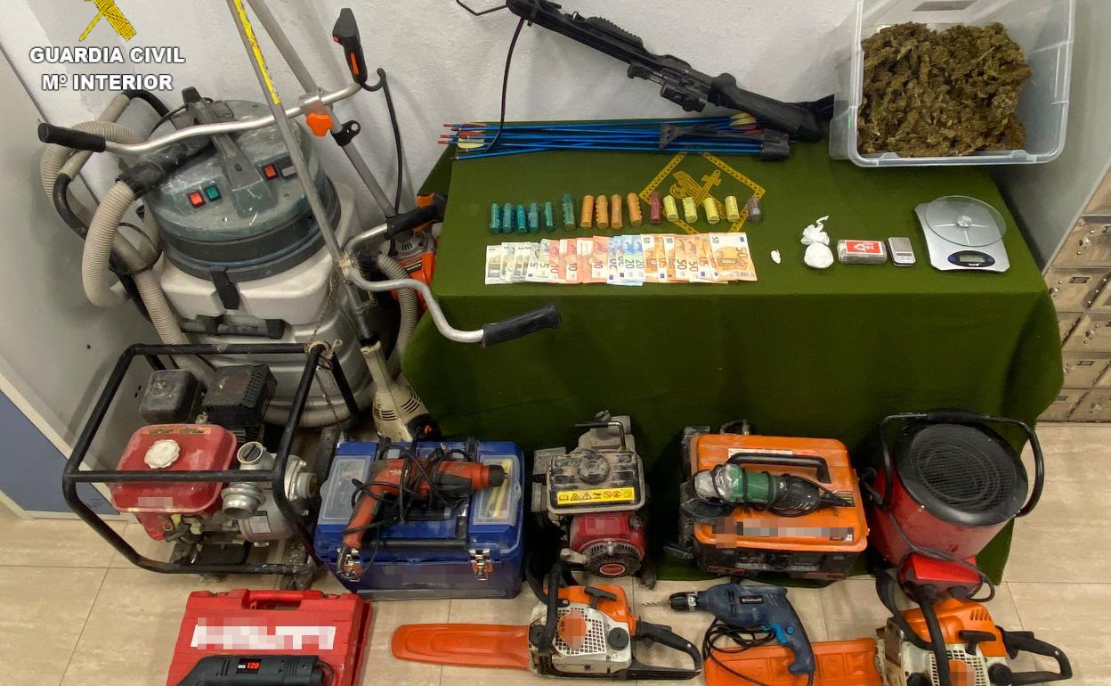 Material incautado por la Guardia Civil. 