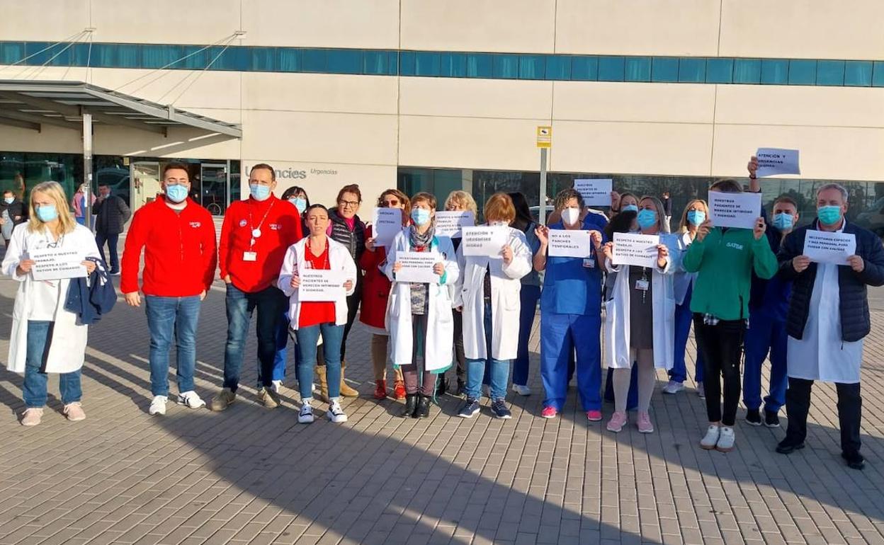 Sanitarios protestan este martes por la saturación del servicio de Urgencias del hospital La Fe de Valencia.