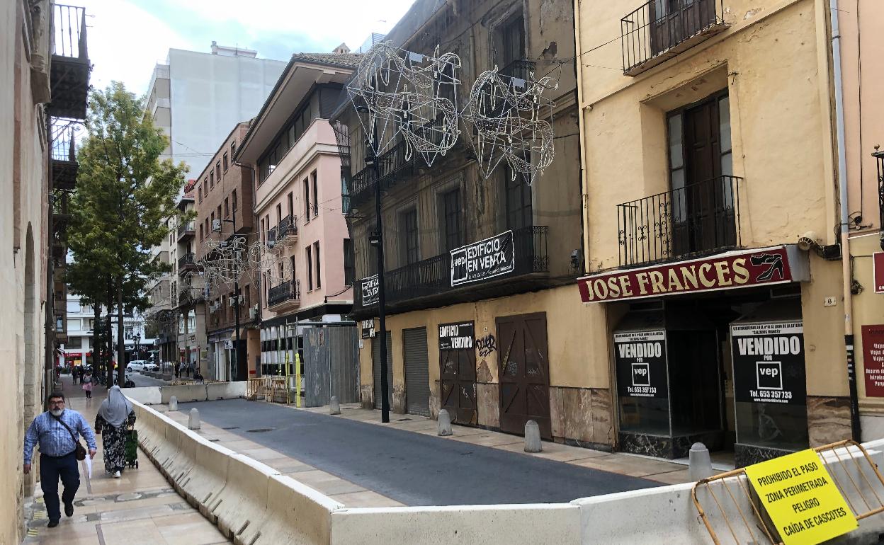 Calle del Palau de Gandia cortada y el edificio protegido con mallas ante el peligro de derrumbe. 