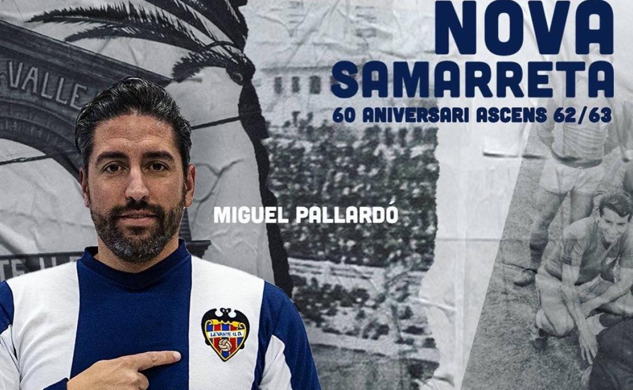 Pallardó posa con la camiseta conmemorativa del ascenso de 1963. 