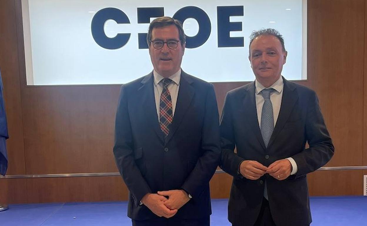 Antonio Garamendi y Salvador Navarro, en la sede de la CEOE. 