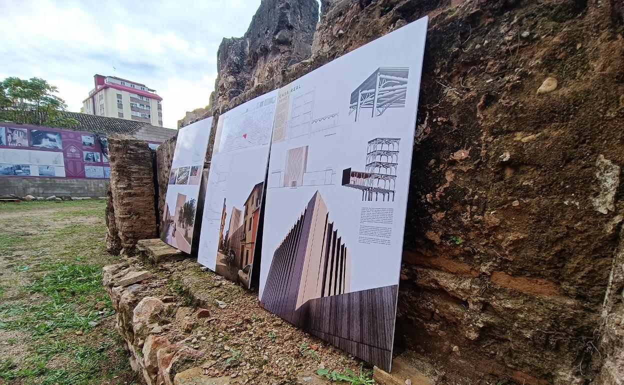 Paneles con recreaciones del futuro museo sobre la muralla alcireña. 