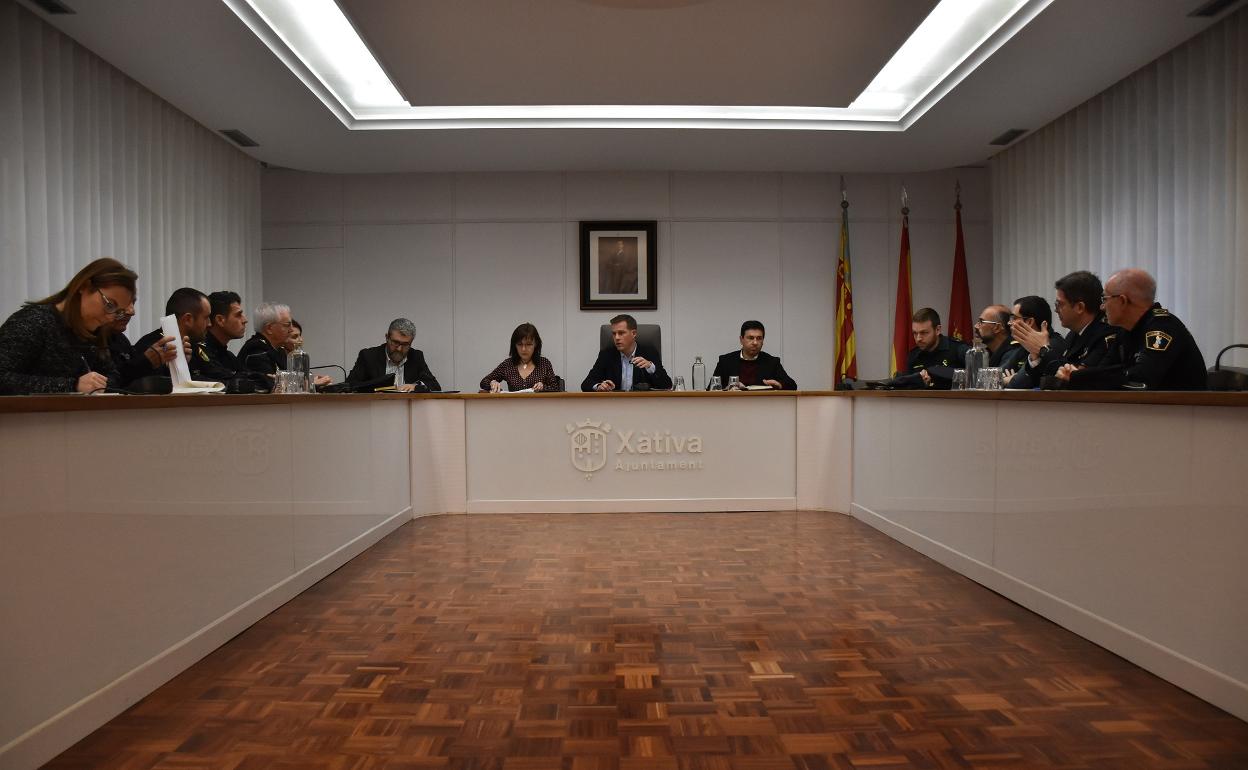 Momento de la reunión de la Junta Local de Seguridad, con la presencia de  la Subdelegada del Gobierno. 