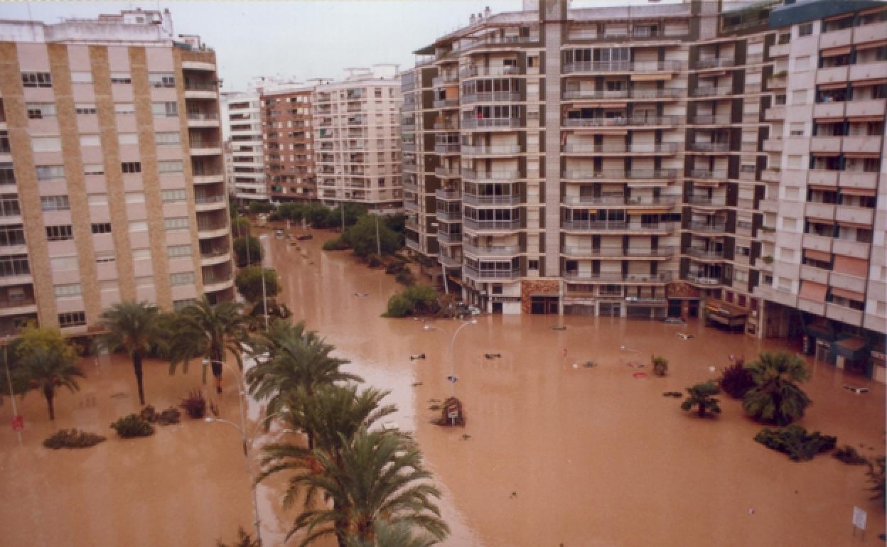 El centro de Alzira anegado por el agua el 21 de octubre de 1982. 