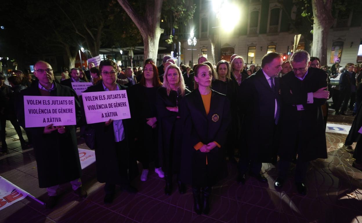 Manifestación celebrada en Xàtiva con la participación del Colegio de Abogados. 