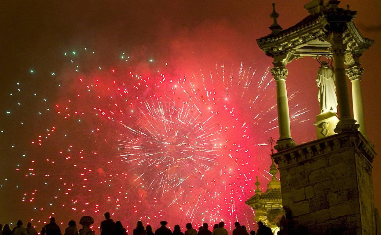 Disparo de un castillo pirotécnico durante unas Fallas, en la Alameda. 