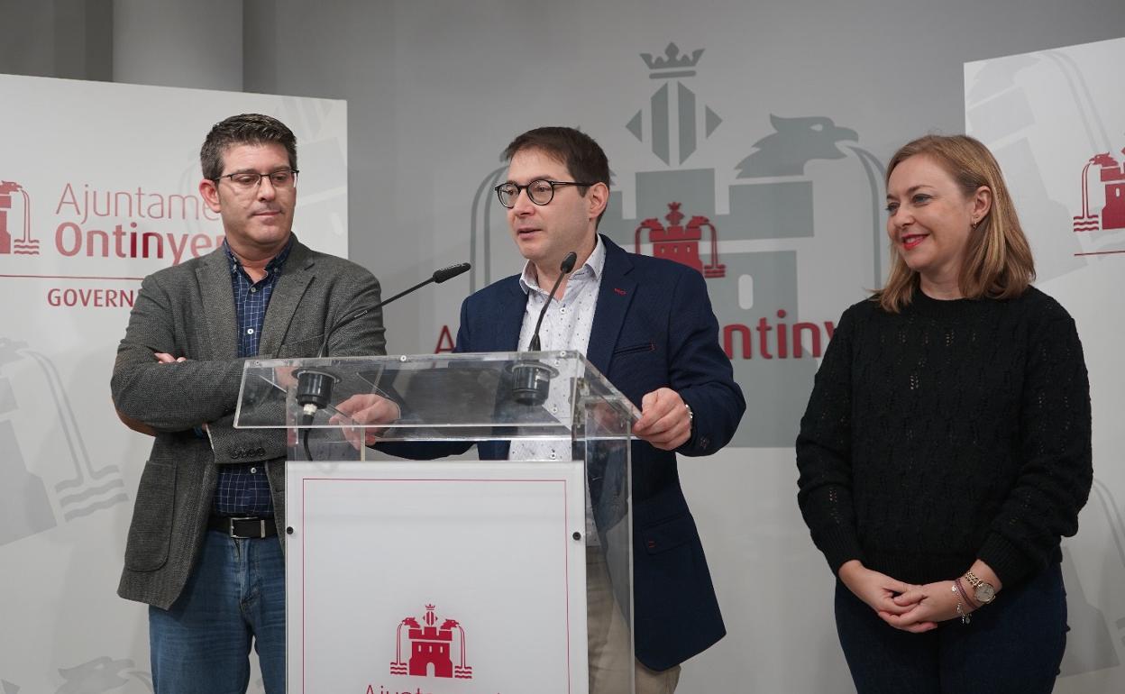 Joan Sanchis, durante la rueda de prensa, arropado por el alcalde y la concejala Enguix. 