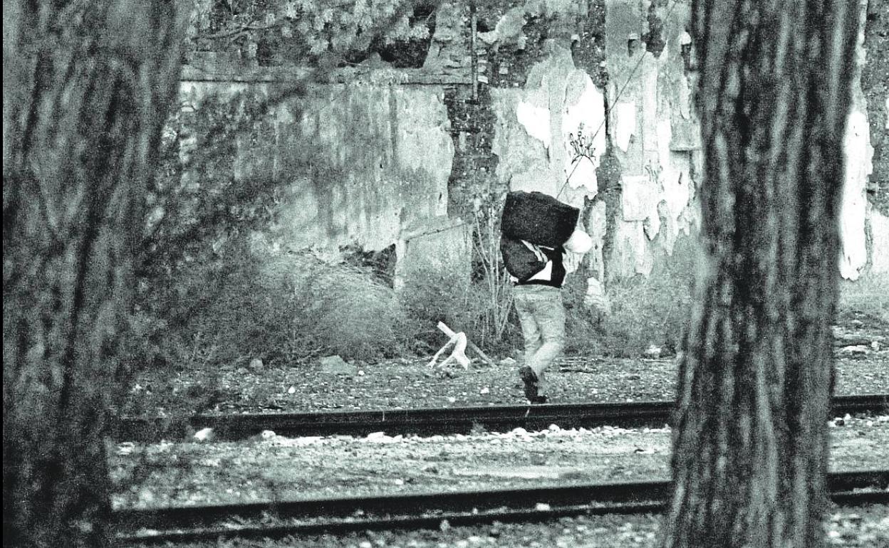 Ricart corre por la estación de Manzanares tras salir de la cárcel en 2013. 