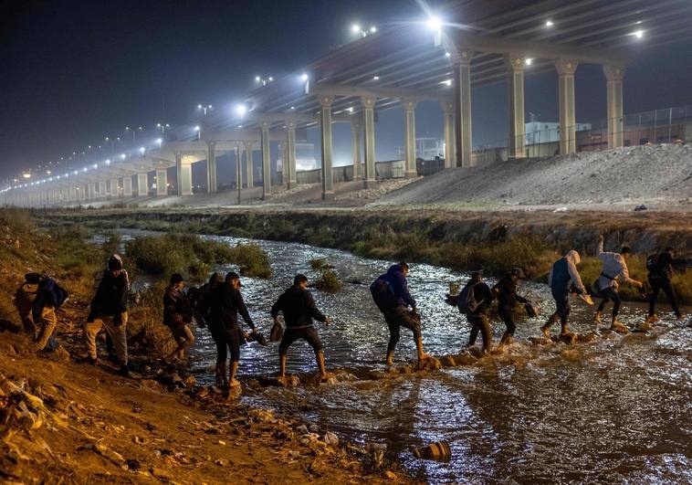 Migrantes centroamericanos se concentran en la ribera estadounidense del río Bravo para poder cruzar el muro. 